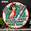 2D Flat, 1pc Vintage Racing Car Metal Wall Art - Retro Pin-Up Girl With Checkered & Plug Design,.87x7.87 Inch Round Aluminum Sign Garage, Cafe, Home Decor - No Electricity Needed, Easy To Hang, Garage Decoration, Nostalgic Design, Du